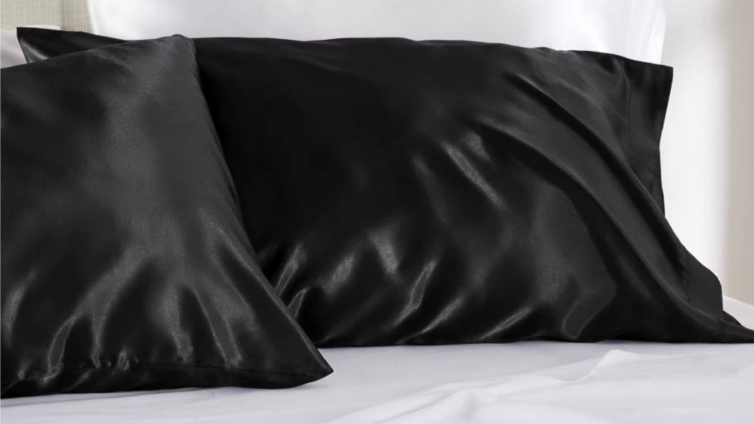 Luxurious mulberry silk pillow covers with smooth, soft texture – gentle on skin and hair, perfect for a restful night’s sleep.